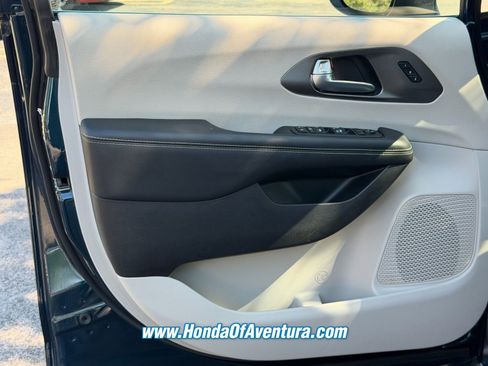 Used 2023 Chrysler Pacifica Touring-L FWD image 23