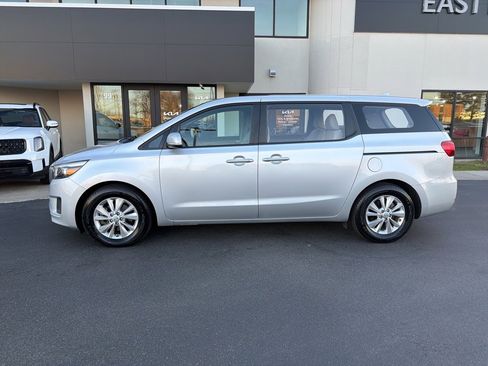 Certified 2018 Kia Sedona L image 2