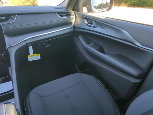 New 2025 Jeep Grand Cherokee Laredo image 15