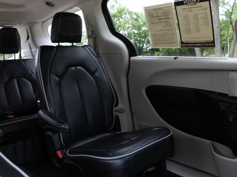 Used 2023 Chrysler Pacifica Limited FWD image 15