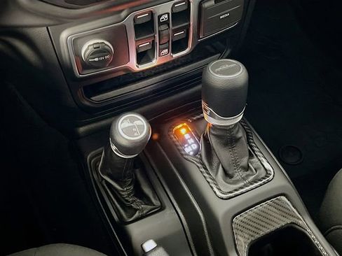 Used 2021 Jeep Gladiator Willys image 23