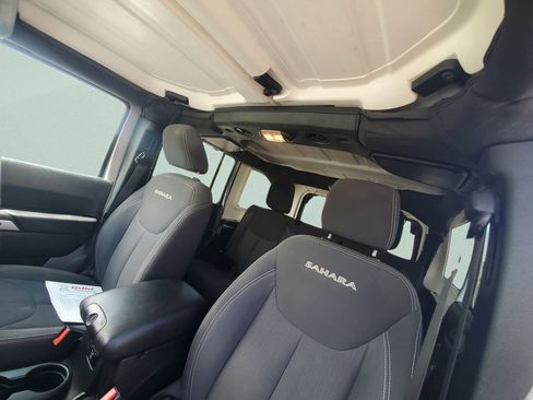Certified 2018 Jeep Wrangler Unlimited Sahara w/ Connectivity Group AWD/4WD image 17