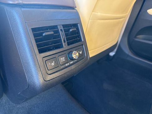 Used 2017 Toyota Avalon Limited image 15