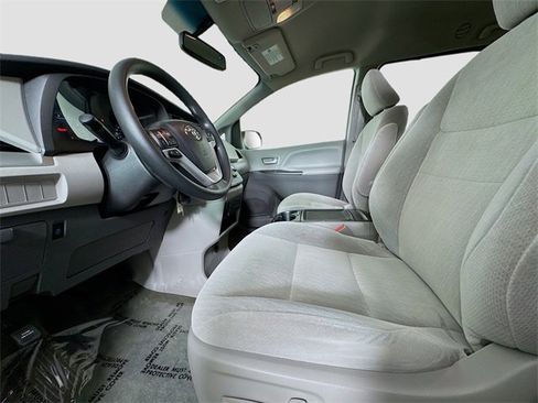 Used 2016 Toyota Sienna LE image 17