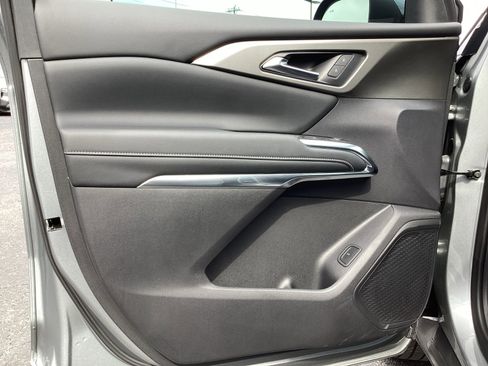 Used 2025 Chevrolet Traverse LT FWD image 34