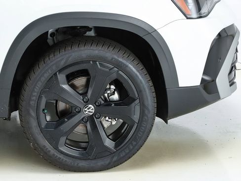 New 2025 Volkswagen Taos SEL image 14