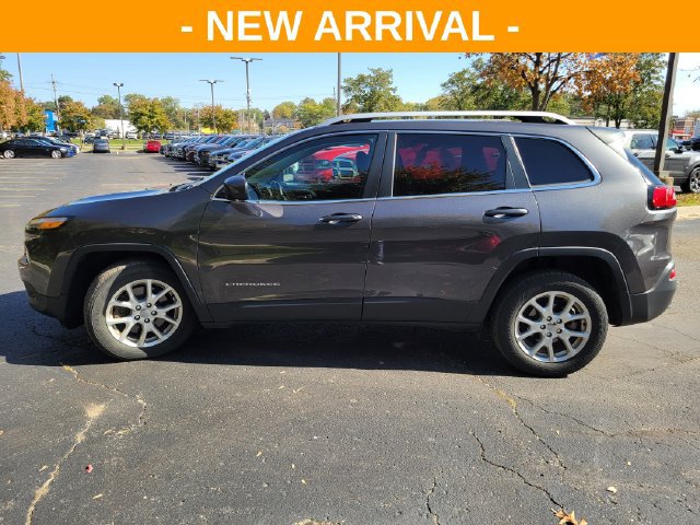 Used 2017 Jeep Cherokee Latitude w/ Cold Weather Group FWD image 6