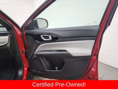 Certified 2025 Jeep Compass Limited image 34