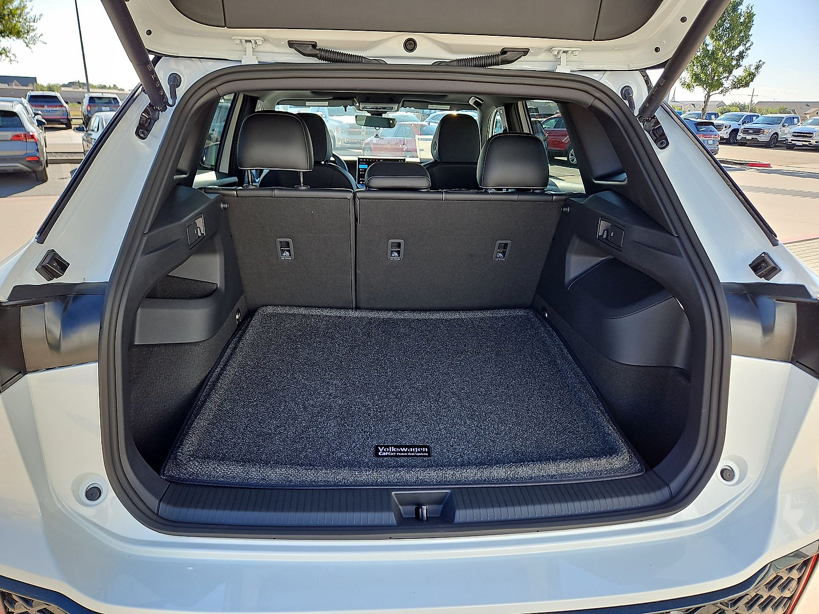 New 2026 Volkswagen Tiguan SE R-Line FWD image 13