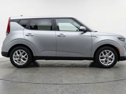 Used 2025 Kia Soul LX w/ LX Technology Package FWD image 11