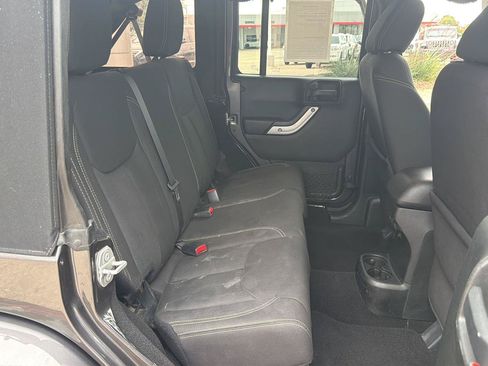 Used 2018 Jeep Wrangler Unlimited Sahara w/ Connectivity Group AWD/4WD image 13