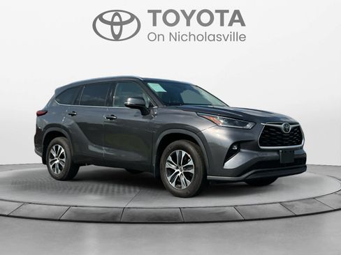 Used 2021 Toyota Highlander XLE AWD/4WD image 3