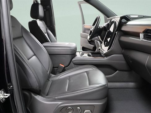Used 2025 GMC Yukon Denali image 32
