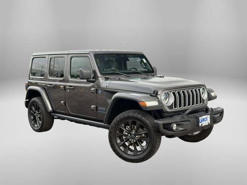 Used 2025 Jeep Wrangler Unlimited Sahara AWD/4WD image 5