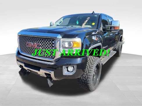 Used 2015 GMC Sierra 2500 Denali w/ Duramax Plus Package AWD/4WD image 3