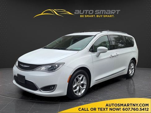 Used 2017 Chrysler Pacifica Touring-L Plus w/ Tire & Wheel Group FWD image 1