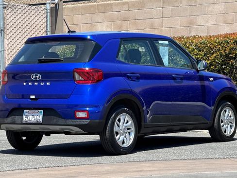 Used 2024 Hyundai Venue SE FWD image 4