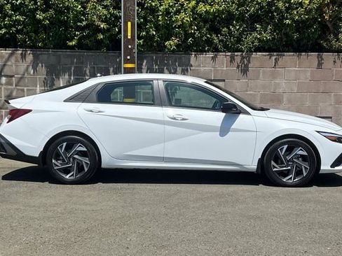 Certified 2025 Hyundai Elantra Sport FWD image 3