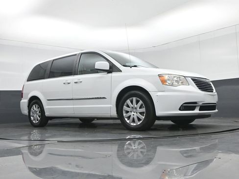 Used 2014 Chrysler Town & Country Touring image 58