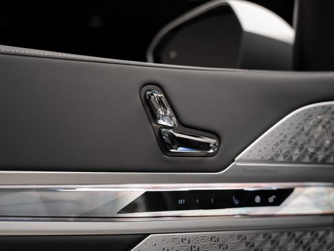 Used 2023 BMW 760i xDrive w/ Executive Package image 55