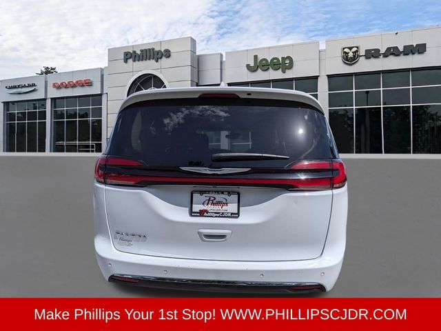 Certified 2022 Chrysler Pacifica Touring-L w/ Uconnect Theater Family Group FWD image 4