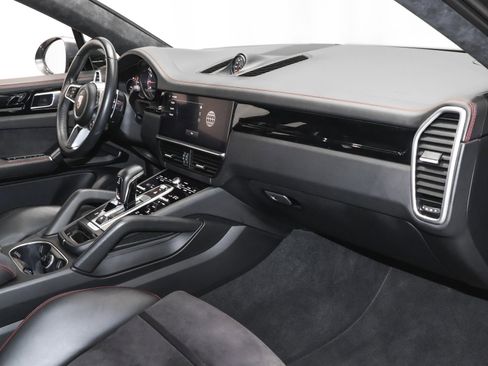 Used 2023 Porsche Cayenne GTS w/ Premium Package image 29