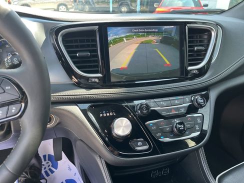 Used 2025 Chrysler Pacifica Limited FWD image 10