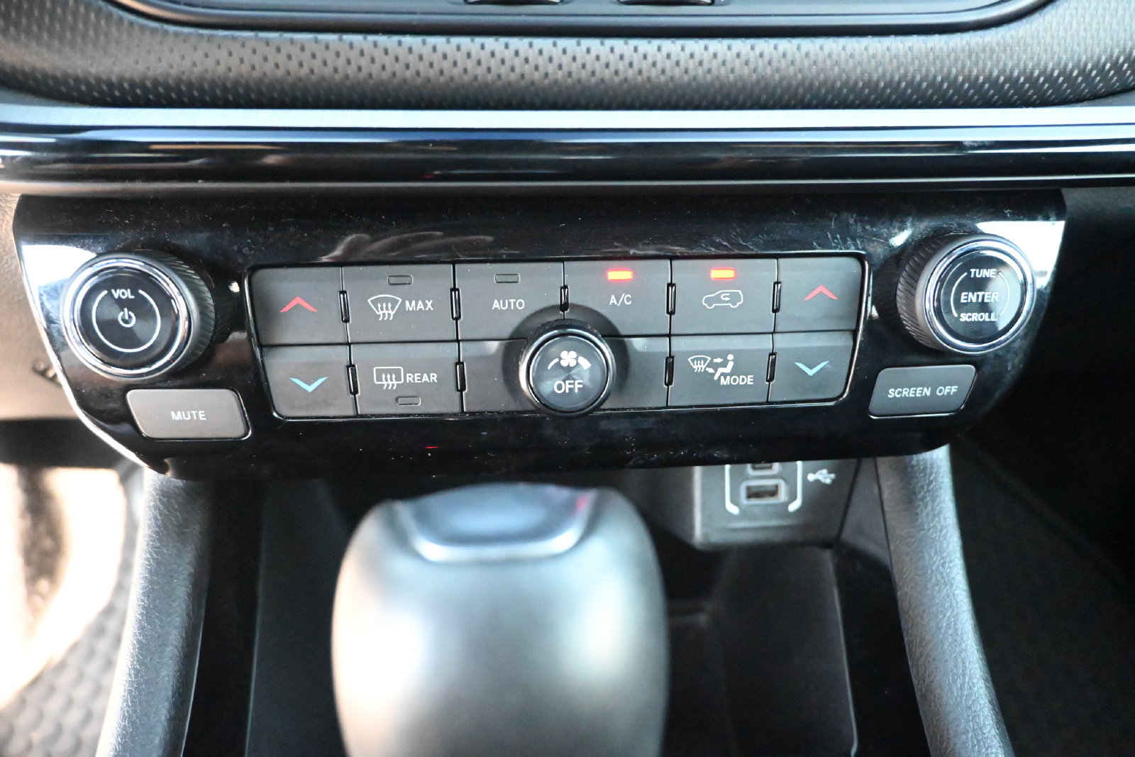 Used 2025 Jeep Compass Trailhawk AWD/4WD image 18