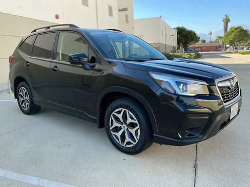 Used 2019 Subaru Forester Premium AWD/4WD image 4