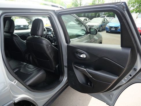 Used 2019 Jeep Cherokee Latitude Plus w/ Cold Weather Group AWD/4WD image 34