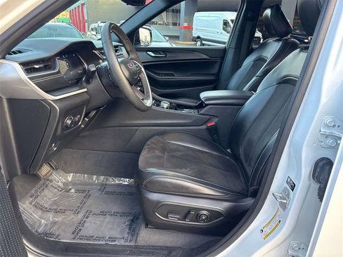 Used 2023 Jeep Grand Cherokee Altitude image 11