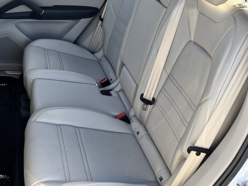Certified 2022 Porsche Cayenne Platinum Edition image 16