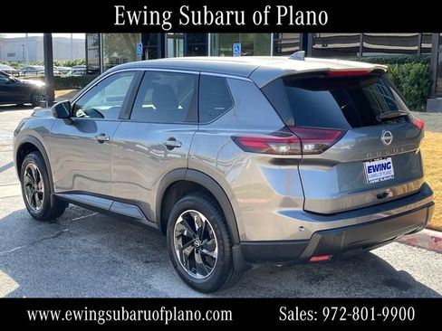 Used 2024 Nissan Rogue SV image 4