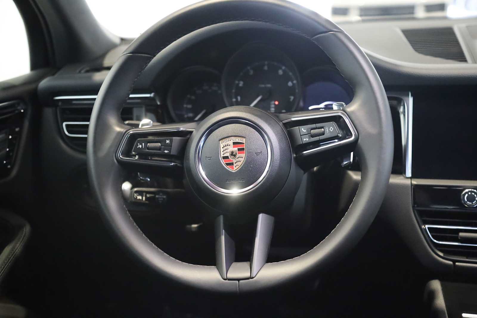 Used 2025 Porsche Macan AWD/4WD image 21