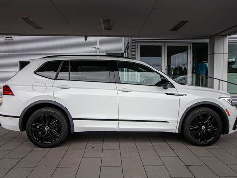 Used 2022 Volkswagen Tiguan SE R-Line FWD image 3