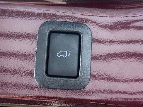 Used 2019 Toyota Highlander XLE FWD image 32