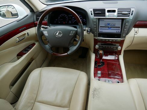 Used 2012 Lexus LS 460 AWD w/ Comfort Pkg image 9