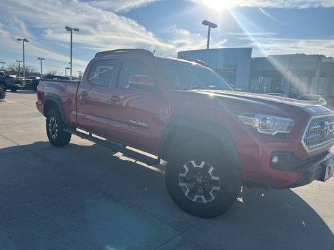 Used 2016 Toyota Tacoma TRD Off-Road image 2