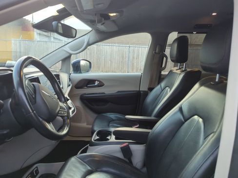Used 2019 Chrysler Pacifica Touring-L Plus w/ Advanced Safetytec Group image 6