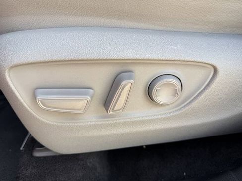 Certified 2025 Toyota Highlander XLE image 28