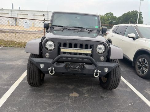 Used 2017 Jeep Wrangler Sahara w/ Connectivity Group AWD/4WD image 2