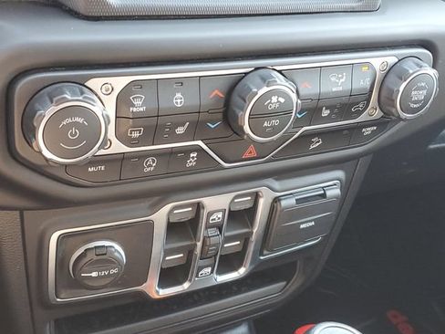 Used 2020 Jeep Wrangler Unlimited Sahara w/ Uconnect 4C Nav & Sound Group AWD/4WD image 28