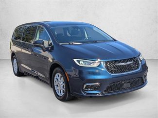 Used 2023 Chrysler Pacifica Touring-L video 3