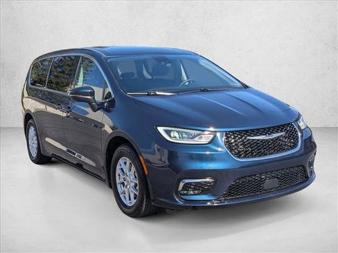 Used 2023 Chrysler Pacifica Touring-L image 3