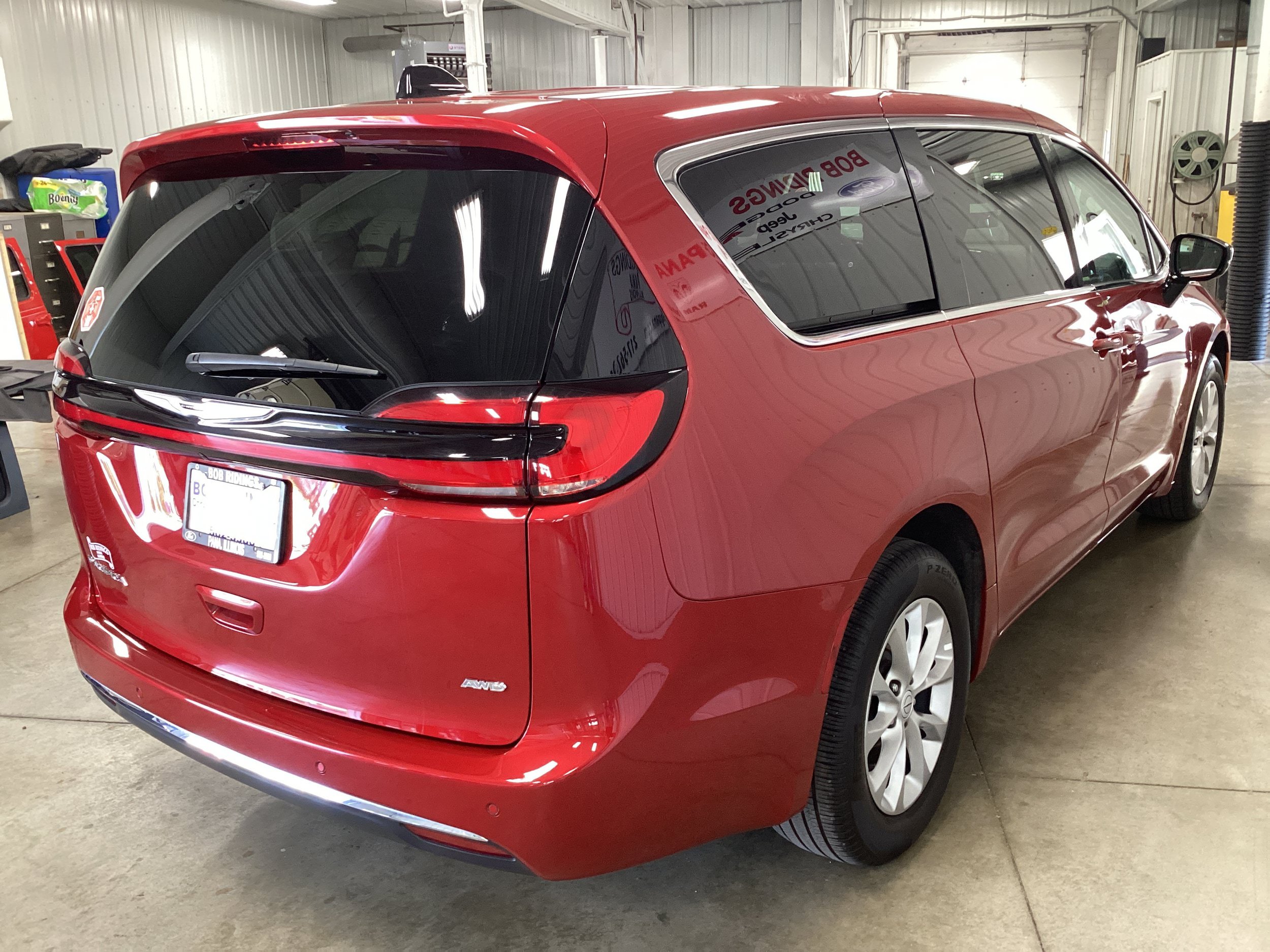 Used 2025 Chrysler Pacifica Select AWD/4WD image 7