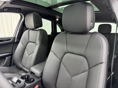 New 2026 Porsche Macan AWD/4WD image 5