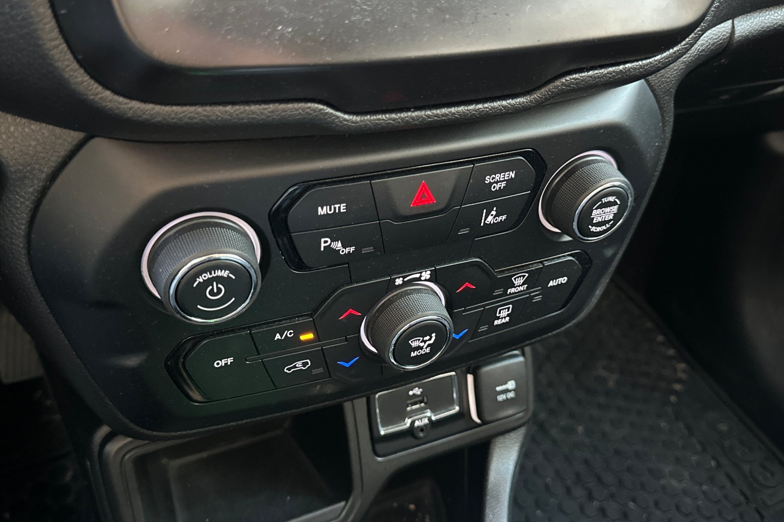 Used 2018 Jeep Renegade Latitude FWD image 27