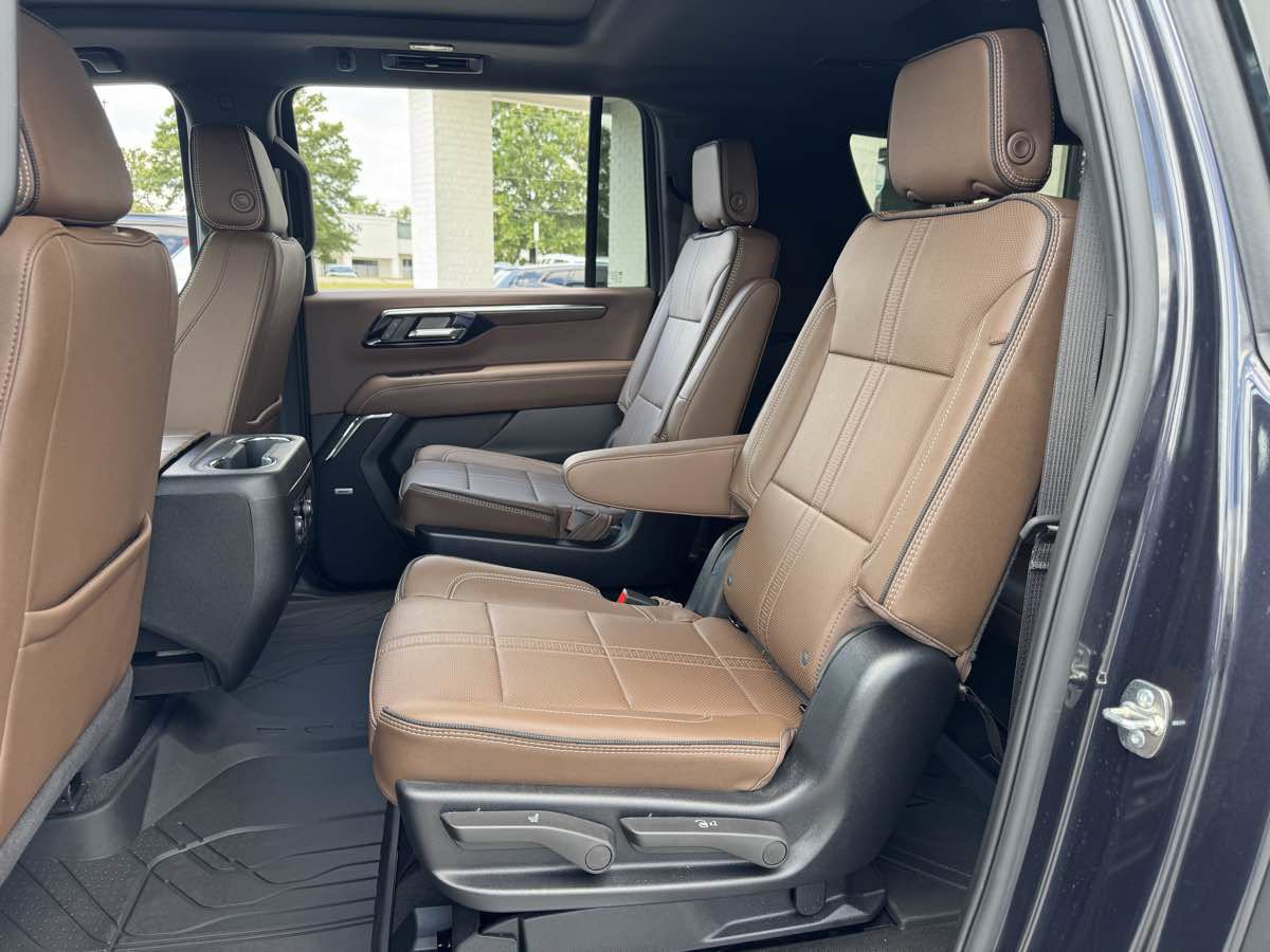 Used 2026 Chevrolet Suburban High Country RWD image 12
