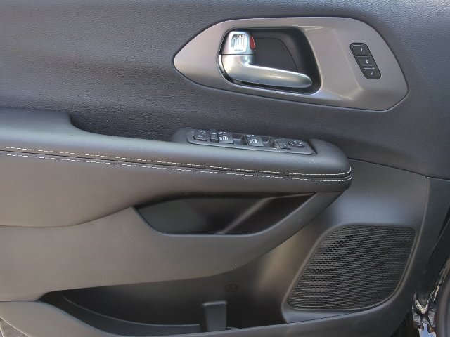 New 2026 Chrysler Pacifica Select FWD image 11