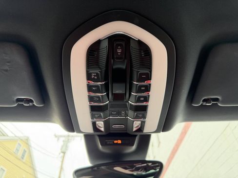 Used 2018 Porsche Macan AWD/4WD image 38